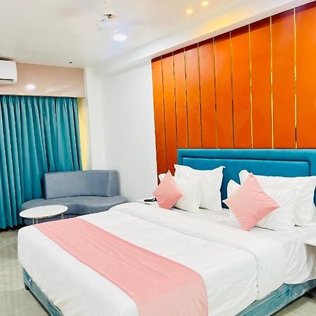 Hotel The Vital Сурат Екстериор снимка