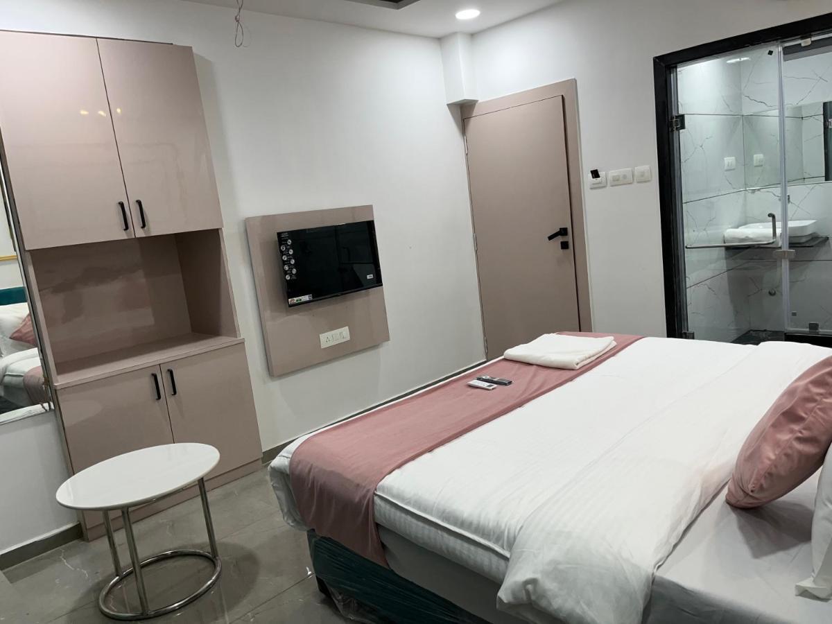Hotel The Vital Сурат Екстериор снимка