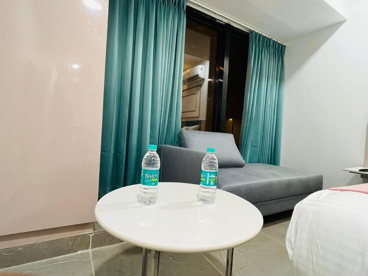 Hotel The Vital Сурат Екстериор снимка
