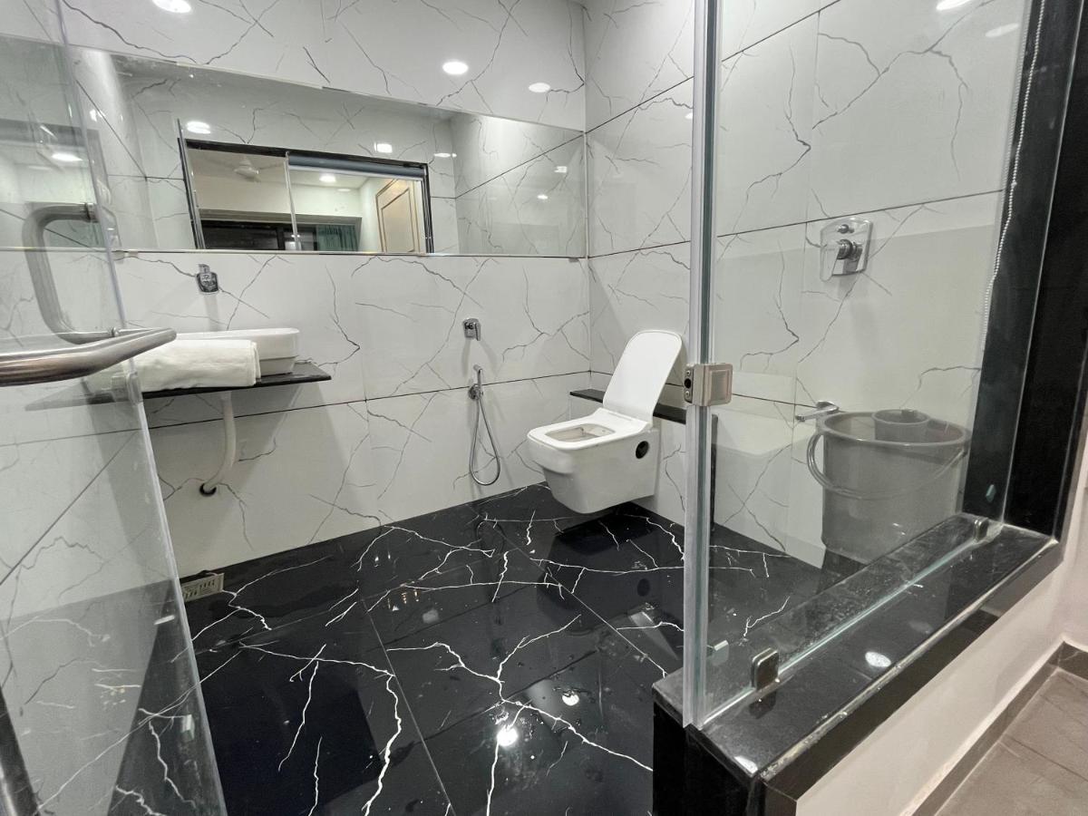 Hotel The Vital Сурат Екстериор снимка
