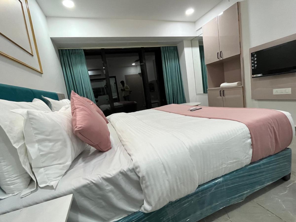 Hotel The Vital Сурат Екстериор снимка