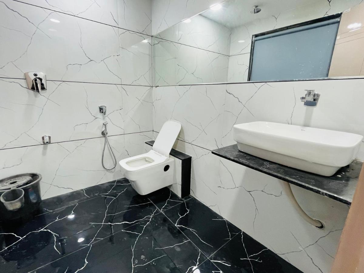 Hotel The Vital Сурат Екстериор снимка