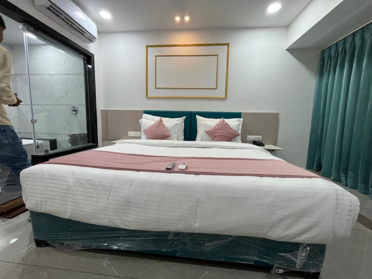 Hotel The Vital Сурат Екстериор снимка