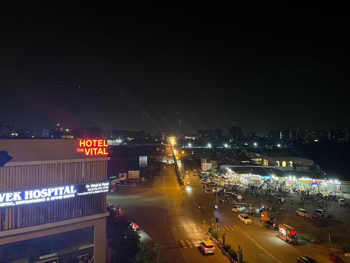 Hotel The Vital Сурат Екстериор снимка