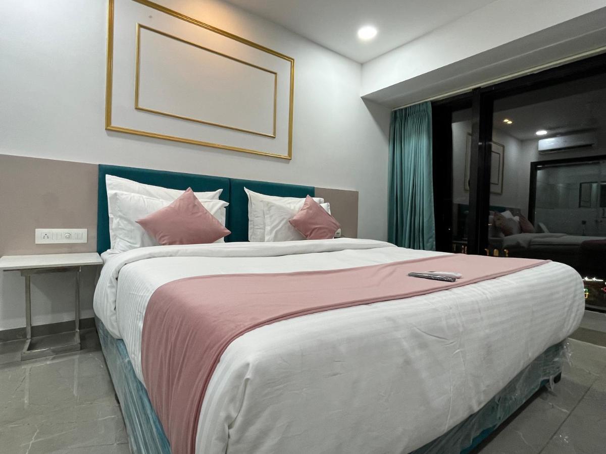 Hotel The Vital Сурат Екстериор снимка
