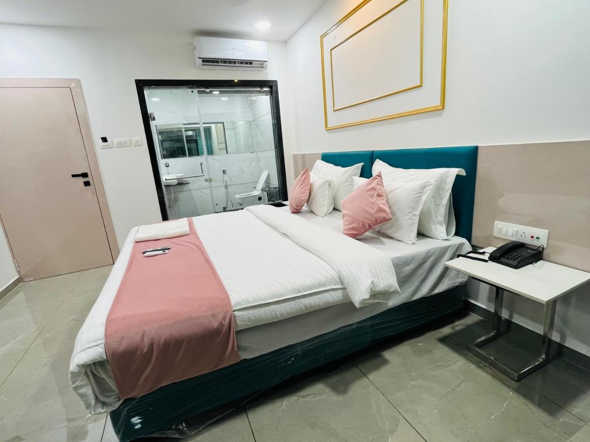 Hotel The Vital Сурат Екстериор снимка