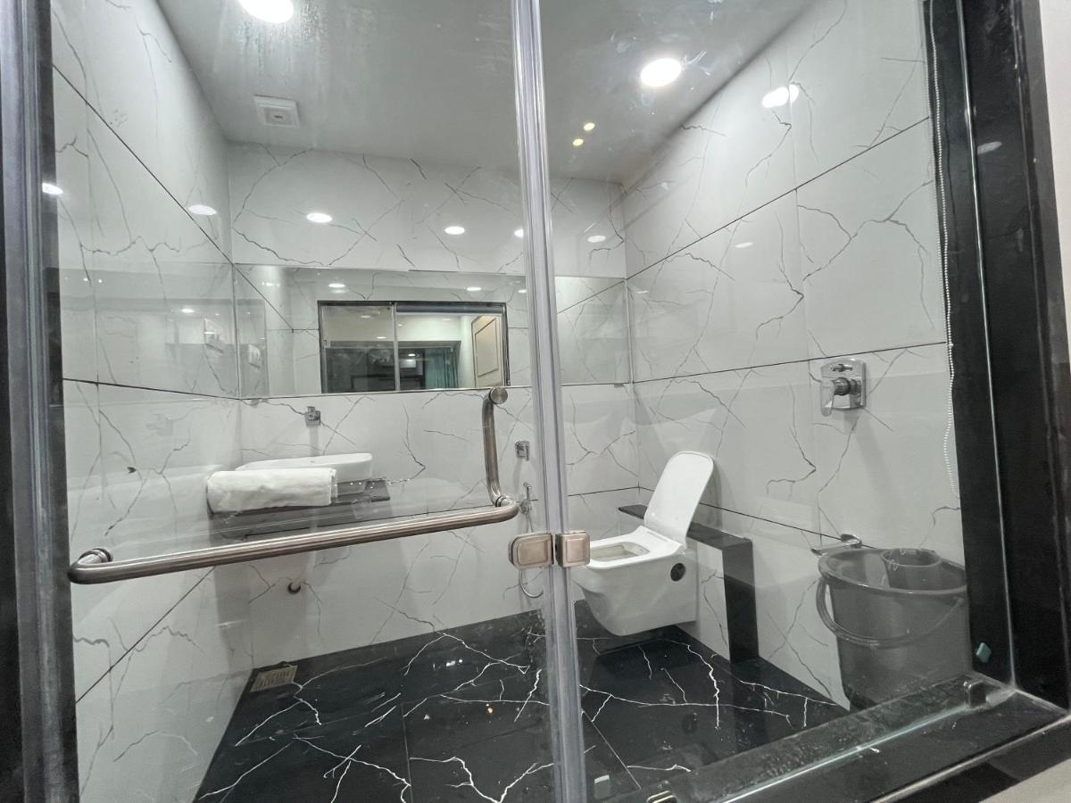 Hotel The Vital Сурат Екстериор снимка