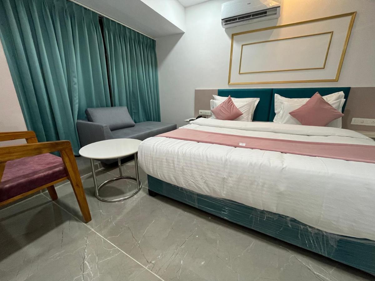 Hotel The Vital Сурат Екстериор снимка