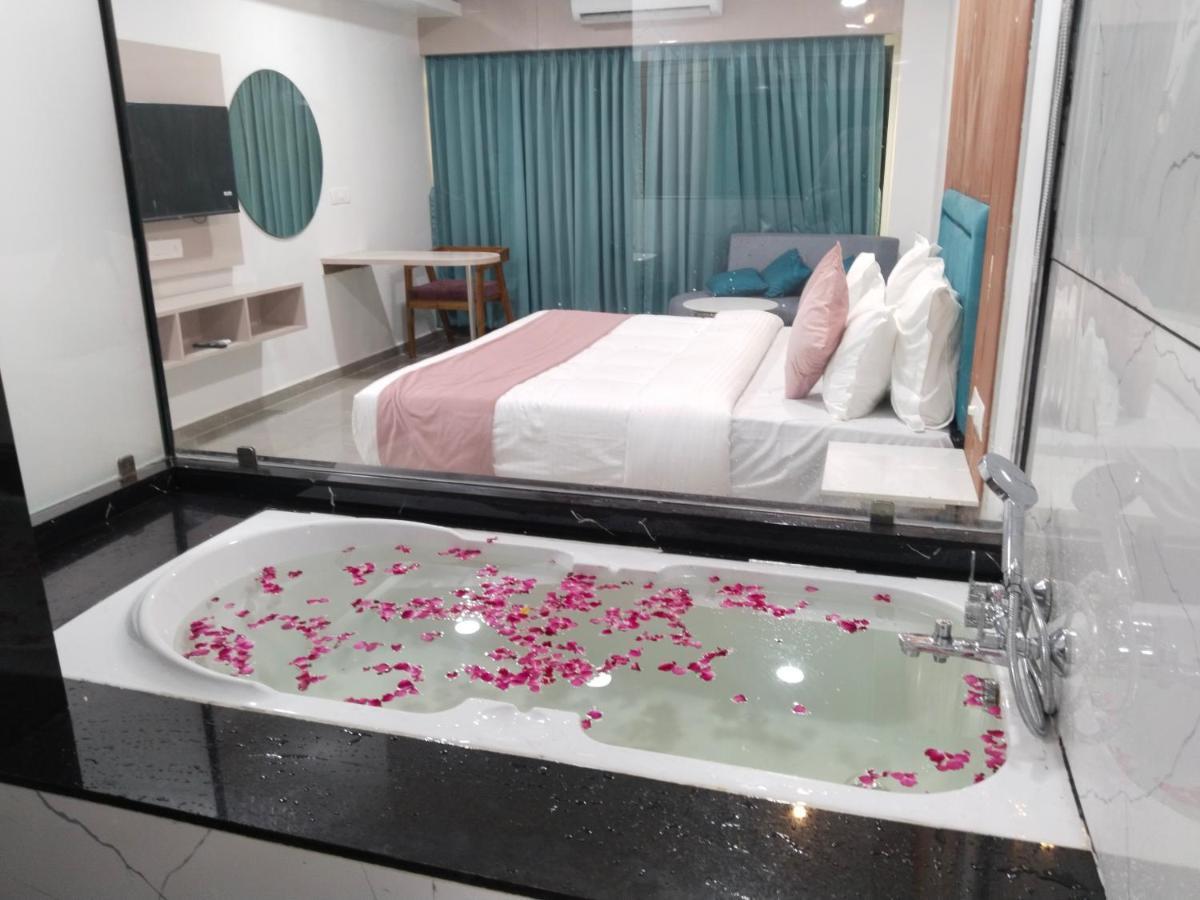 Hotel The Vital Сурат Екстериор снимка