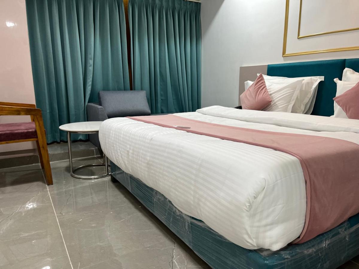 Hotel The Vital Сурат Екстериор снимка