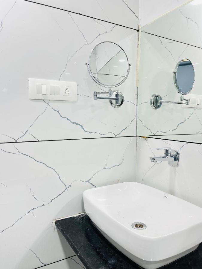 Hotel The Vital Сурат Екстериор снимка