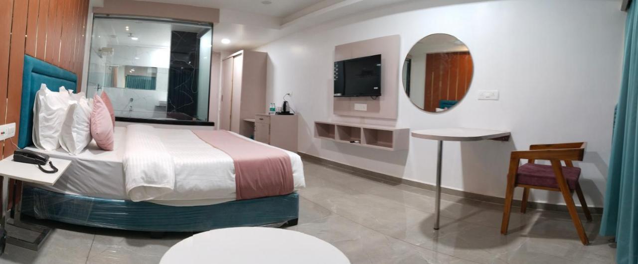 Hotel The Vital Сурат Екстериор снимка