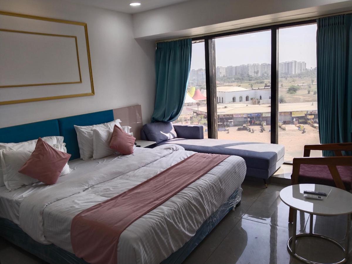 Hotel The Vital Сурат Екстериор снимка