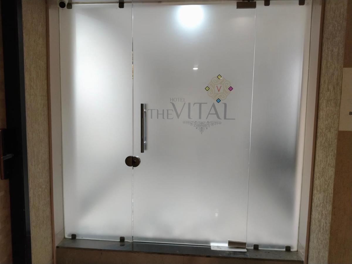 Hotel The Vital Сурат Екстериор снимка