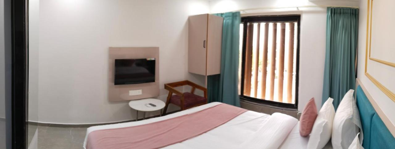 Hotel The Vital Сурат Екстериор снимка