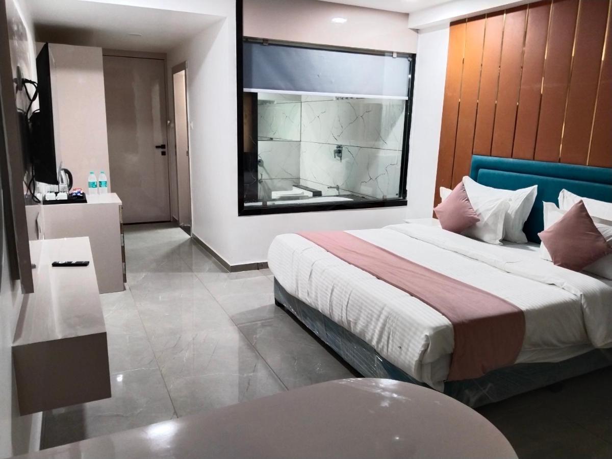 Hotel The Vital Сурат Екстериор снимка